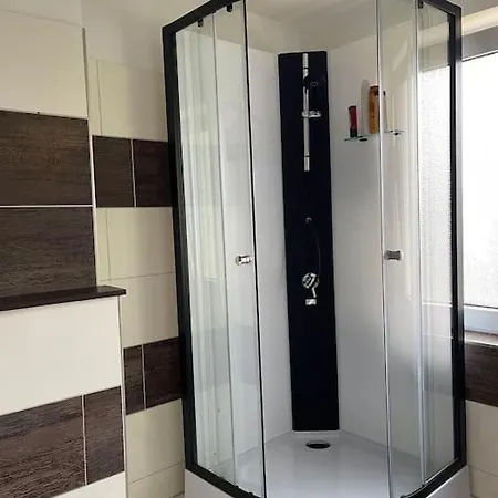 Duesseldorf Messe And Airport, 2-bedroom With Kitchen And Garden Apartment *