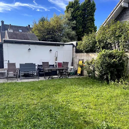 アパート Duesseldorf Messe And Airport, 2-bedroom With Kitchen And Garden ドゥイスブルグ